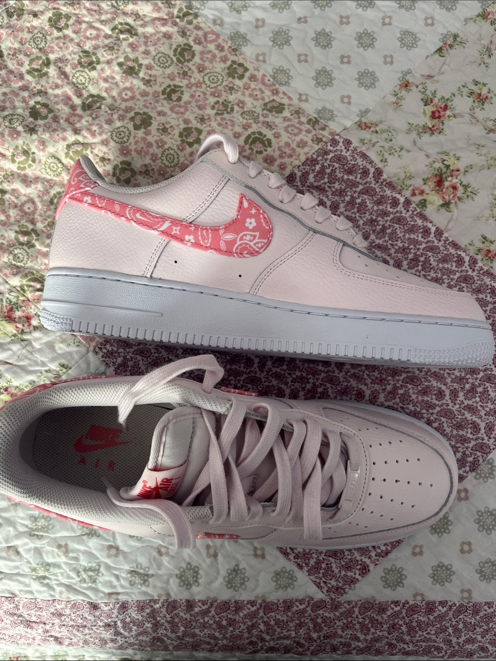Nike Air Force e 1 Low-Top Sneakers in Light Pink with Pattern swoosh